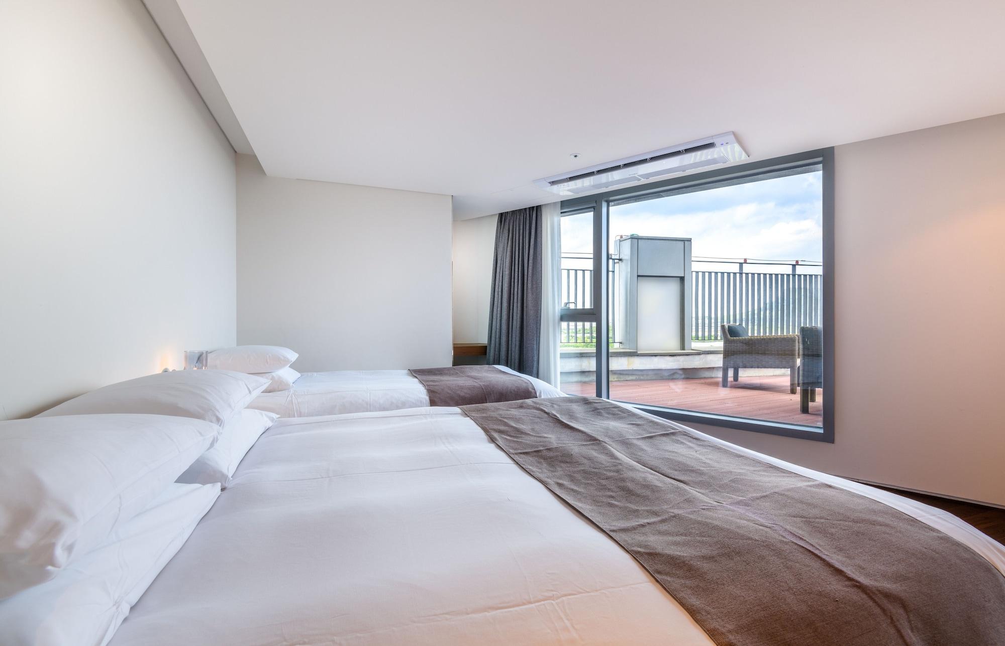 Brown Suites Hotel And Resort Jeju Buitenkant foto