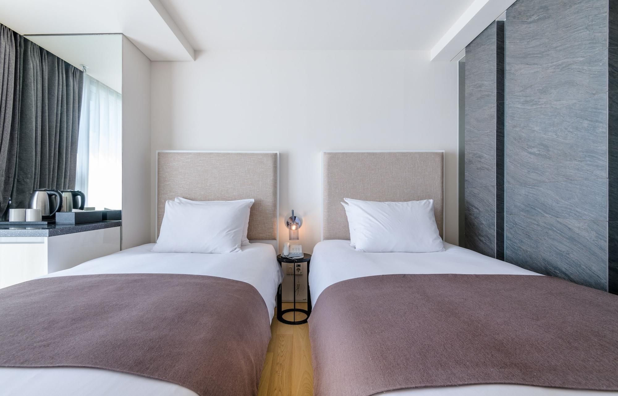 Brown Suites Hotel And Resort Jeju Buitenkant foto