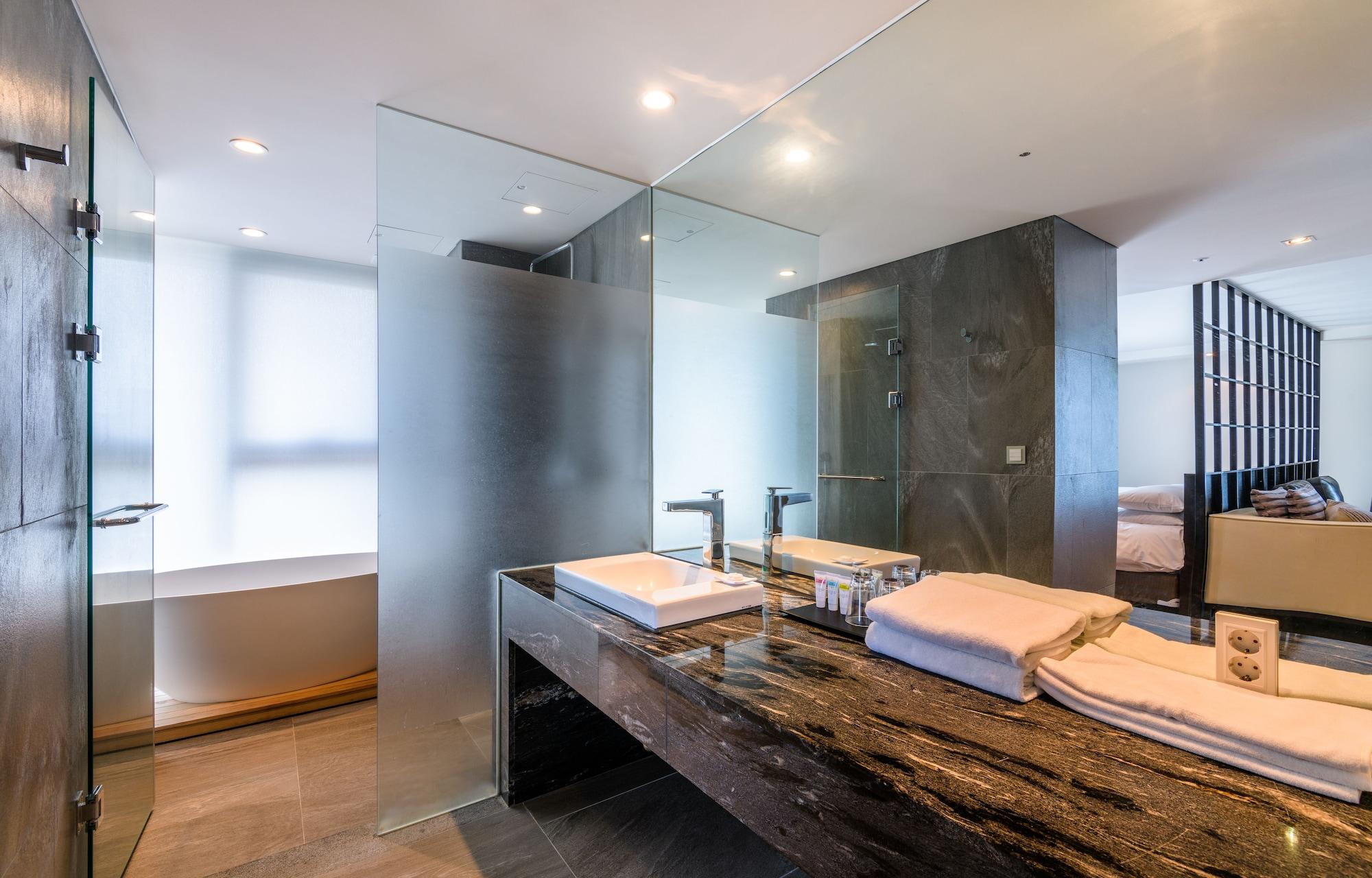 Brown Suites Hotel And Resort Jeju Buitenkant foto