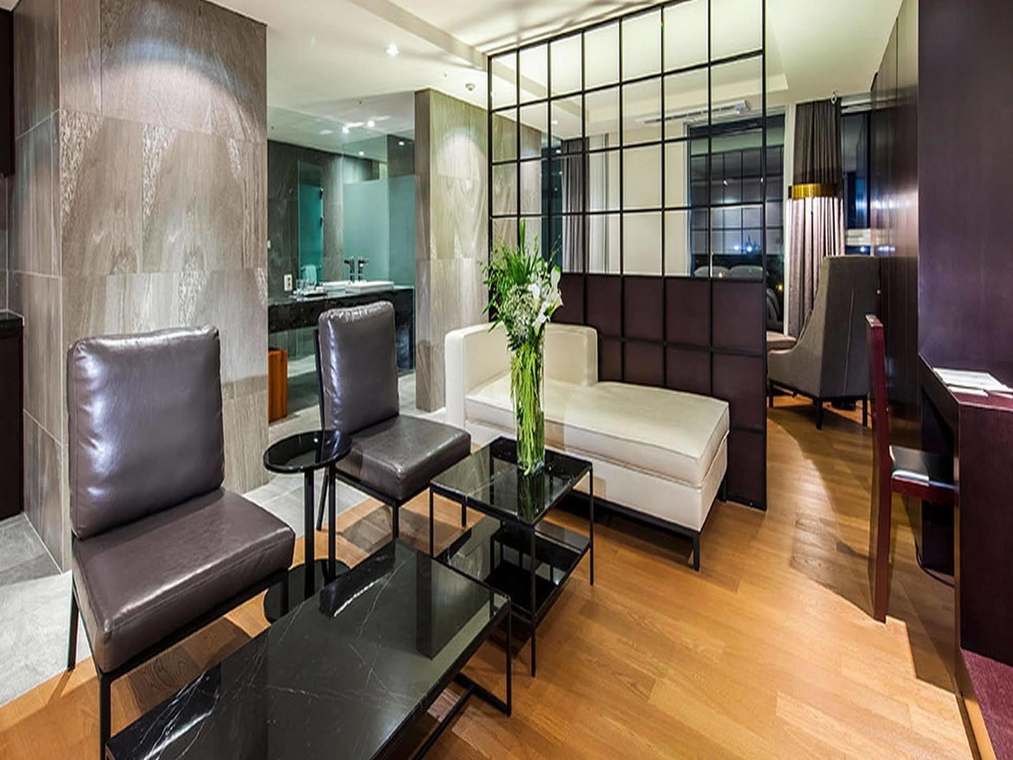 Brown Suites Hotel And Resort Jeju Buitenkant foto